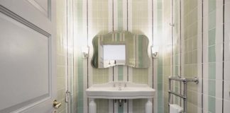 Une salle de bains de style anglais, aavec un carrelage à motif de rayures