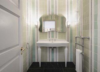 Une salle de bains de style anglais, aavec un carrelage à motif de rayures