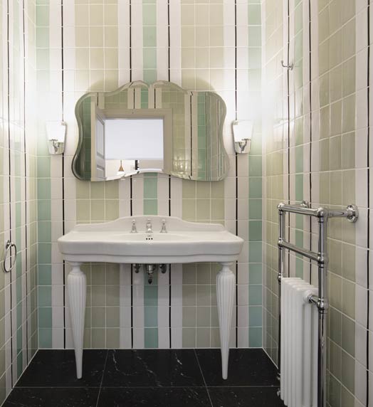 Une salle de bains de style anglais avec un joli carrelage rayé