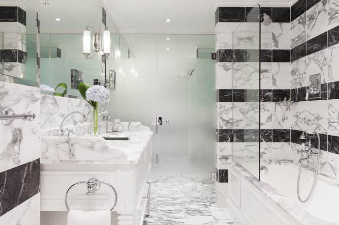 Une salle de bains de style anglais, en marbre noir et blanc