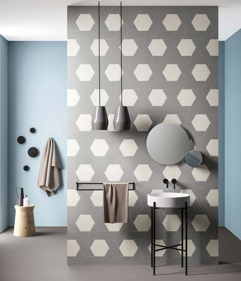 Une salle de bain avec un pan de mur habillé de motifs carrelés graphiques