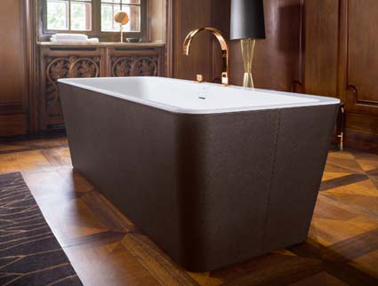 Baignoire en îlot Villeroy & Boch, sur un parquet en bois