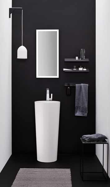 Une vasque totem blanche dans des toilettes noires