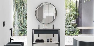 Salle de bain avec un meuble vasque sur pieds noirs
