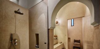 Ambiance marocaine dans une salle de bains revêtue de tadelakt