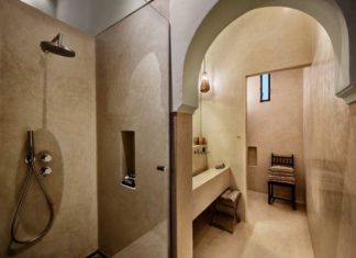Ambiance marocaine dans une salle de bains revêtue de tadelakt