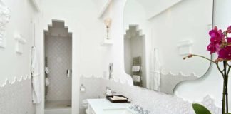 salle de bains de style marocain, avec carreaux façon plâtre ciselé