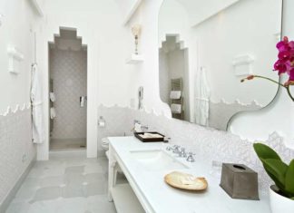 salle de bains de style marocain, avec carreaux façon plâtre ciselé
