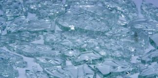 Bris de verre dus à l'explosion d'une paroi de douche