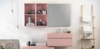 Salle de bain rose : meuble rose sur fond de mur blanc cassé