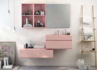 Salle de bain rose : meuble rose sur fond de mur blanc cassé