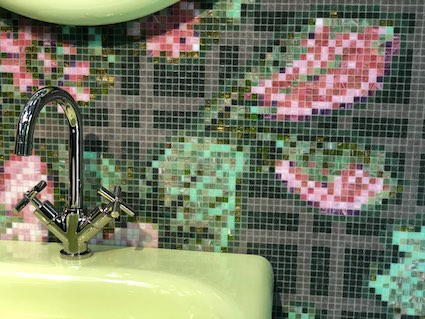 Moasaïques-formant-des-motifs-floraux-au-dessus-d'un-lavabo-vert