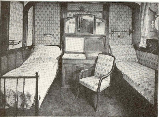 Une-cabine-1ere-classe-sur-le-France-(1912)-avec meuble-vasque-refermable