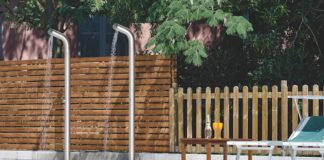 Deux colonnes de douche au bord d'une piscine