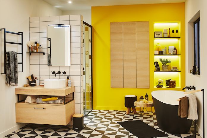 Salle de bain avec joint noir et carrelage blanc