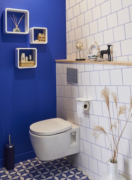 Toilettes avec carrelage à joints bleu marine