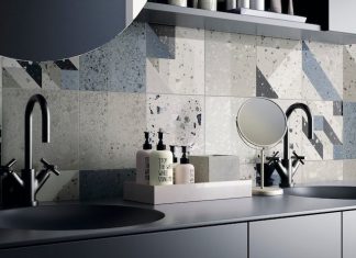 Patchwork de carreaux au-dessus du lavabo