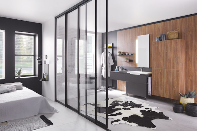 Une cloison verrière pour réunir salle de bains et chambre | Styles de Bain