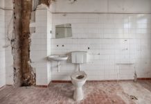 Salle de bain en cours de démolition
