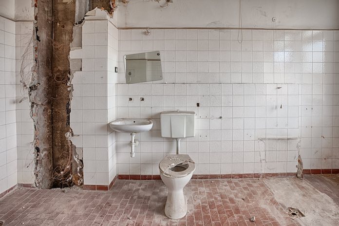 Salle de bain en cours de démolition