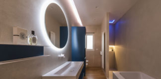 une salle de bains couloir avec un long lavabo