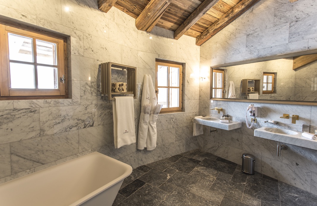 Une salle de bains habillée de pierre et de bois dans une déco chalet