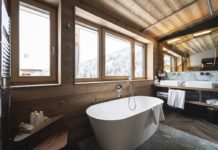 Baignoire ilot dans une salle de bains décor chalet