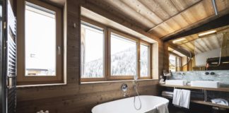 Baignoire ilot dans une salle de bains décor chalet