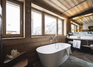 Baignoire ilot dans une salle de bains décor chalet