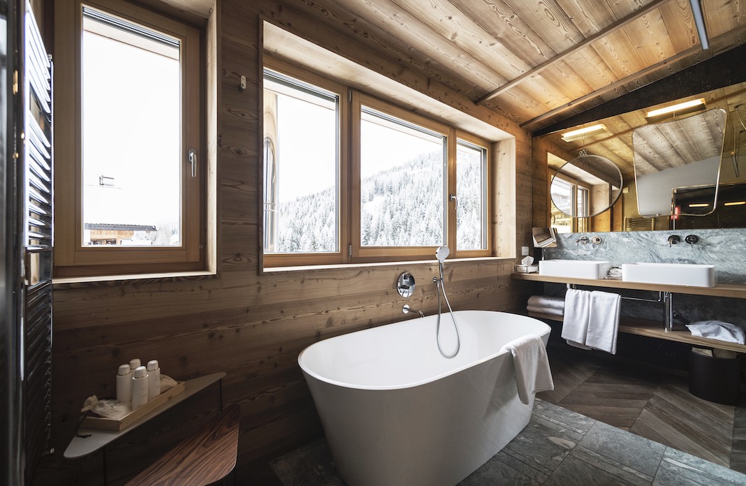 Baignoire ilot dans une salle de bains décor chalet