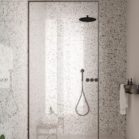 Douche habillée de panneaux muraux décor terrazzo