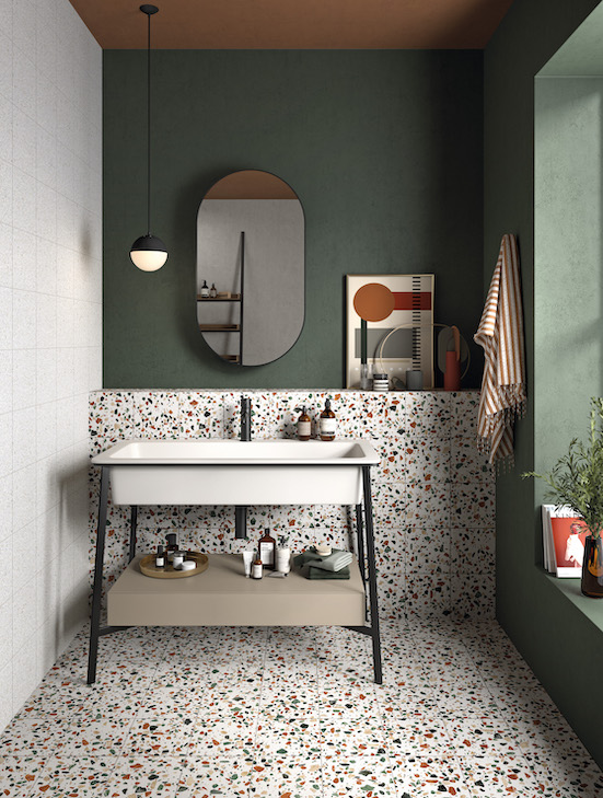 salle de bain avec carrelage sol et muret revêtu de terrazzo