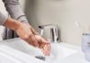 mains sous un robinet électronique