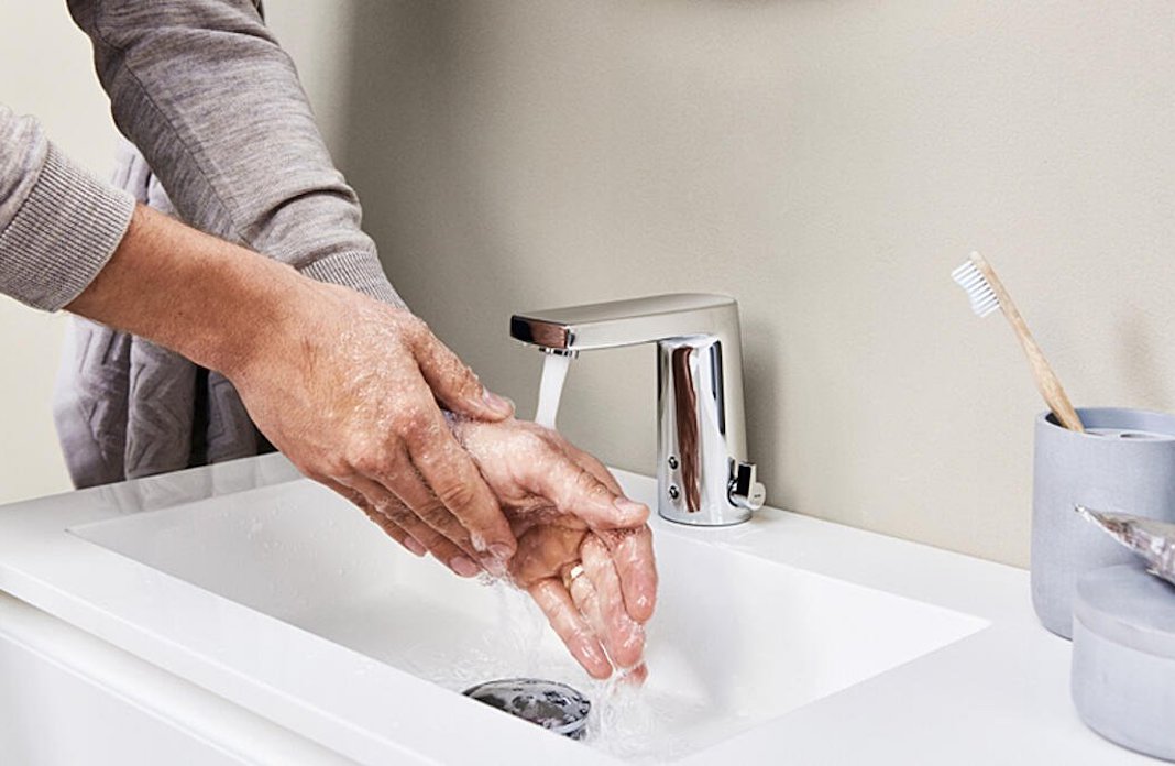 Robinet avec capteur: lavage hygiénique des mains