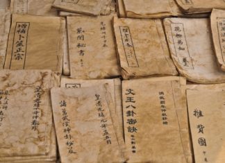 piles de feuilles de papier chinois ancien