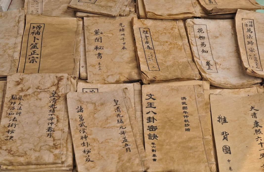 piles de feuilles de papier chinois ancien