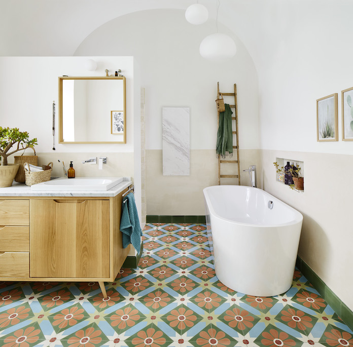 salle de bains avec carreaux de ciment et baignoire ilot