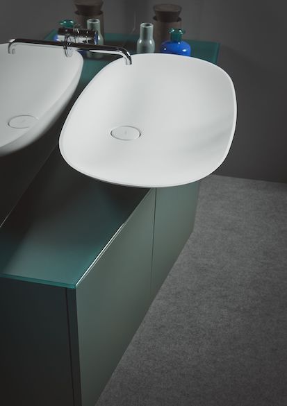 meuble salle de bain vert avec vasque blanche débordante