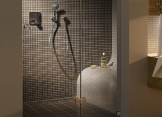 Une douche avec un banc carrelé à l'intérieur