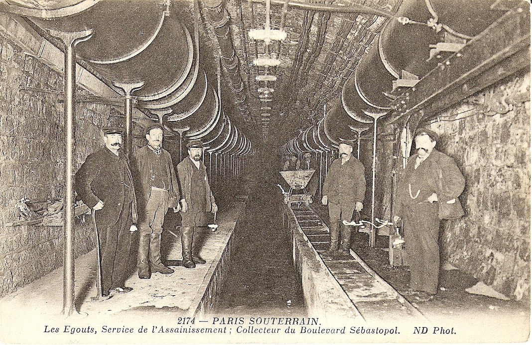 carte postale ancienne de l'intérieur des égouts de Paris