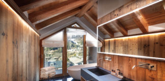 Une salle de bains aux murs habillés de planches de bois