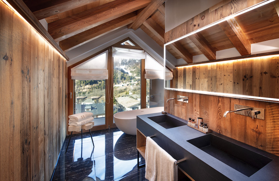 Une salle de bains aux murs habillés de planches de bois