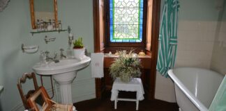 une salle de bains rétro de style boudoir