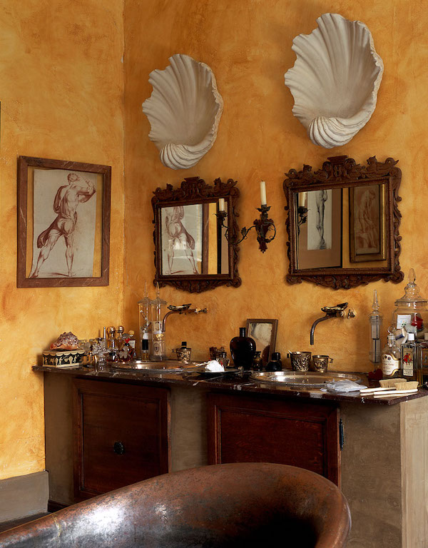 salle de bains boudoir avec objets chinés