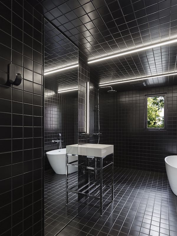 salle de bains habillée de carrelage noir