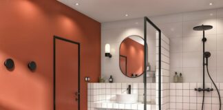 Une salle de bains colorée et tendance grâce aux panneaux prêts à carreler Jackoboard