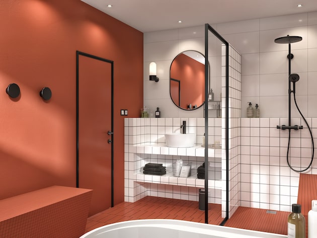 salle de bains avec plan de toilette blanc et mur et sol couleur brique