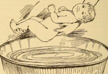 gravure ancienne : un bébé sur le poids d'être baigné dans un baquet