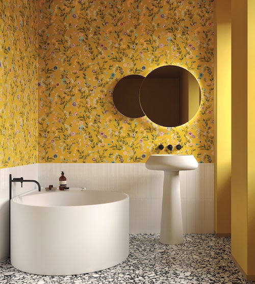 Salle de bains avec un mur en carrelage jaune fleuri