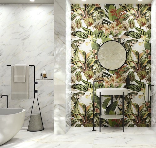 salle de bains carrelée d'un motif jungle